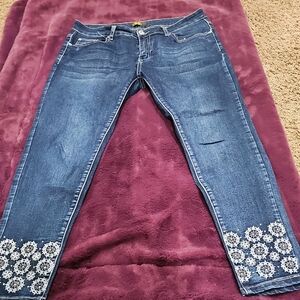 Elegant Blue Cropped Jeans with White Floral Detail